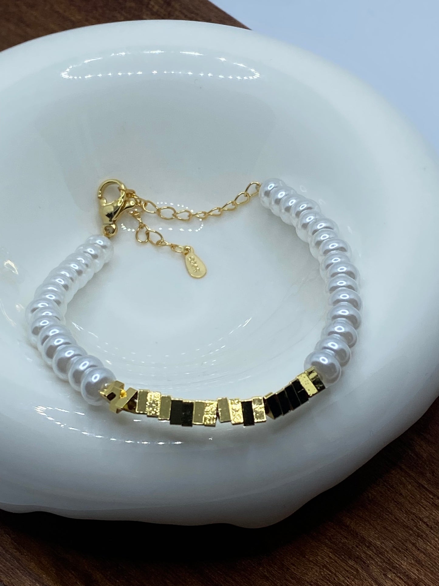 Pearl Bracelet With Gold Cube Details