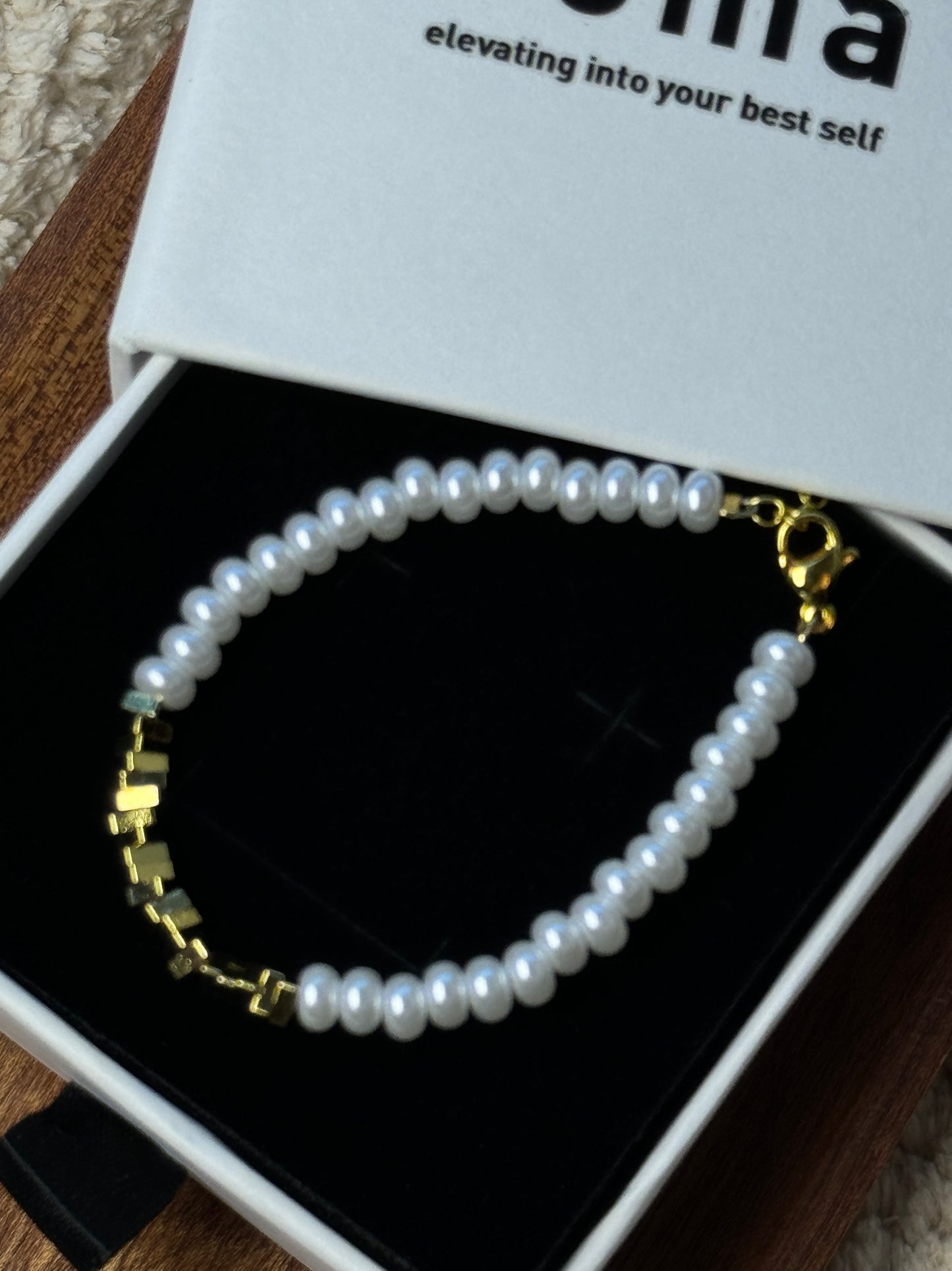 Pearl Bracelet With Gold Cube Details